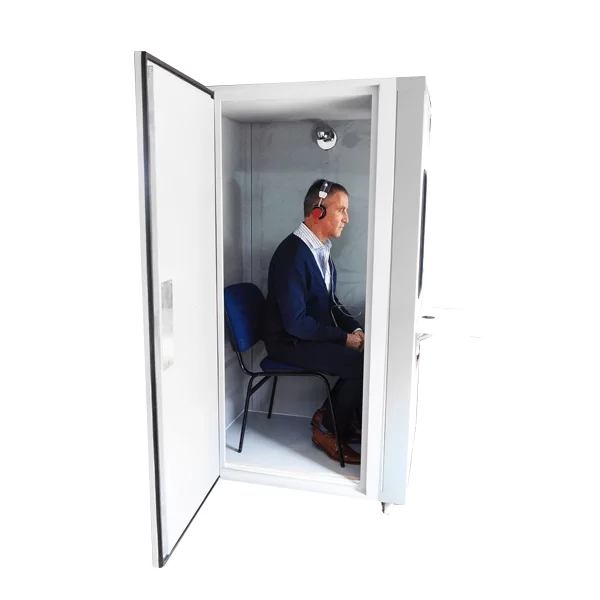 hombre dentro de cabina de audiometria
